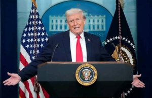 ترامب يهدد إيران برد "مزلزل" في حال تعرض حياته للخطر