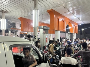 مدير فرع شركة النفط بتعز لـ تعز تايم: الليلة سيتم تزويد جميع المحطات في المدينة بالمشتقات النفطية