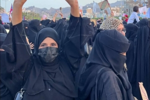 &quot;ثورة النسوان&quot; تعود إلى شوارع عدن رفضًا لانهيار الخدمات
