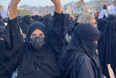&quot;ثورة النسوان&quot; تعود إلى شوارع عدن رفضًا لانهيار الخدمات