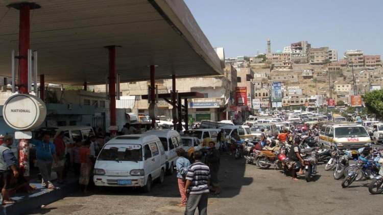 أزمة وقود خانقة في تعز والمحطات تغلق أبوابها