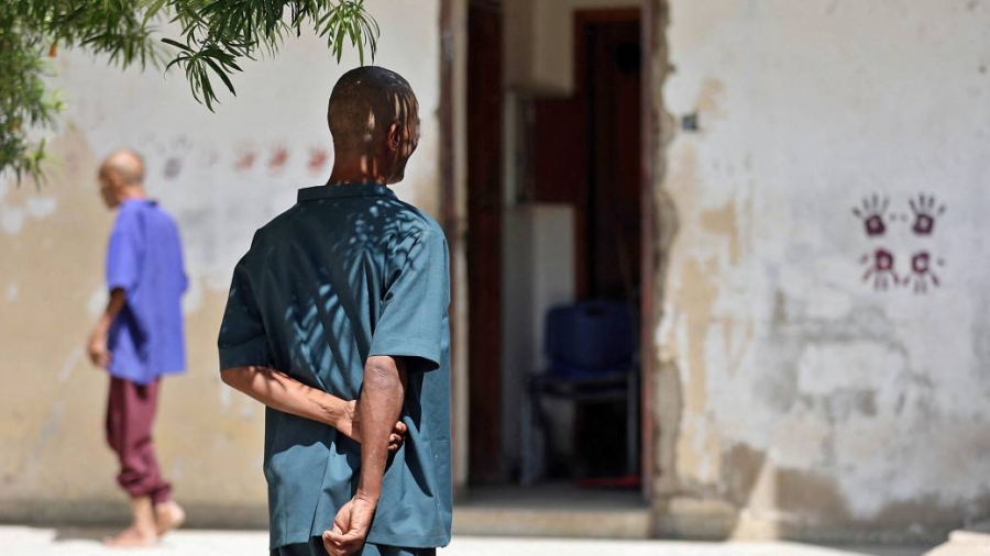 مناشدات عاجلة لإنقاذ 1200 سجين بينهم 80 مريضا نفسيا في تعز