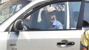مسلحون ينهبون سيارة مسؤول محلي في عدن