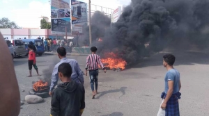 احتجاجات غاضبة في عدن بسبب تأخر صرف مرتبات الموظفين