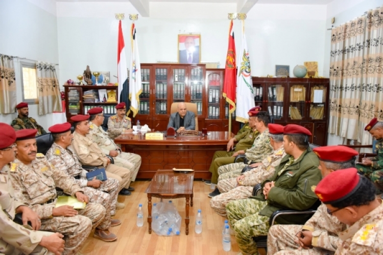 مصادر لتعز تايم: صدام وخلافات بين محافظ تعز والجيش بسبب إيرادات الضرائب ومستحقات الجنود