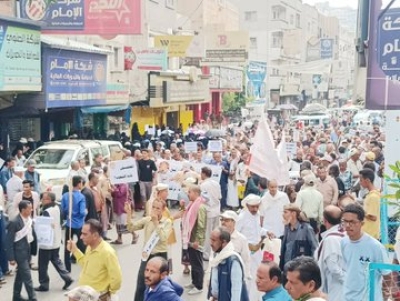 تظاهرة حاشدة في تعز للمطالبة بحقوق المعلمين واتحاد التربويين يشير إلى تفاهمات مع السلطة المحلية