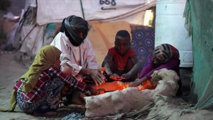 البرد يقتل ثلاثة أطفال في مخيمات النازحين بمأرب