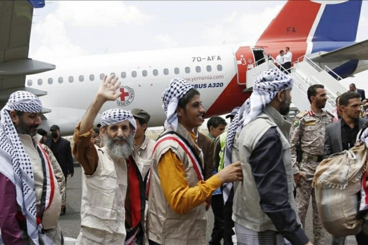 الحكومة اليمنية تتهم المليشيا بشلّ مفاوضات الأسرى وتحويل الملف إلى ورقة ابتزاز سياسي