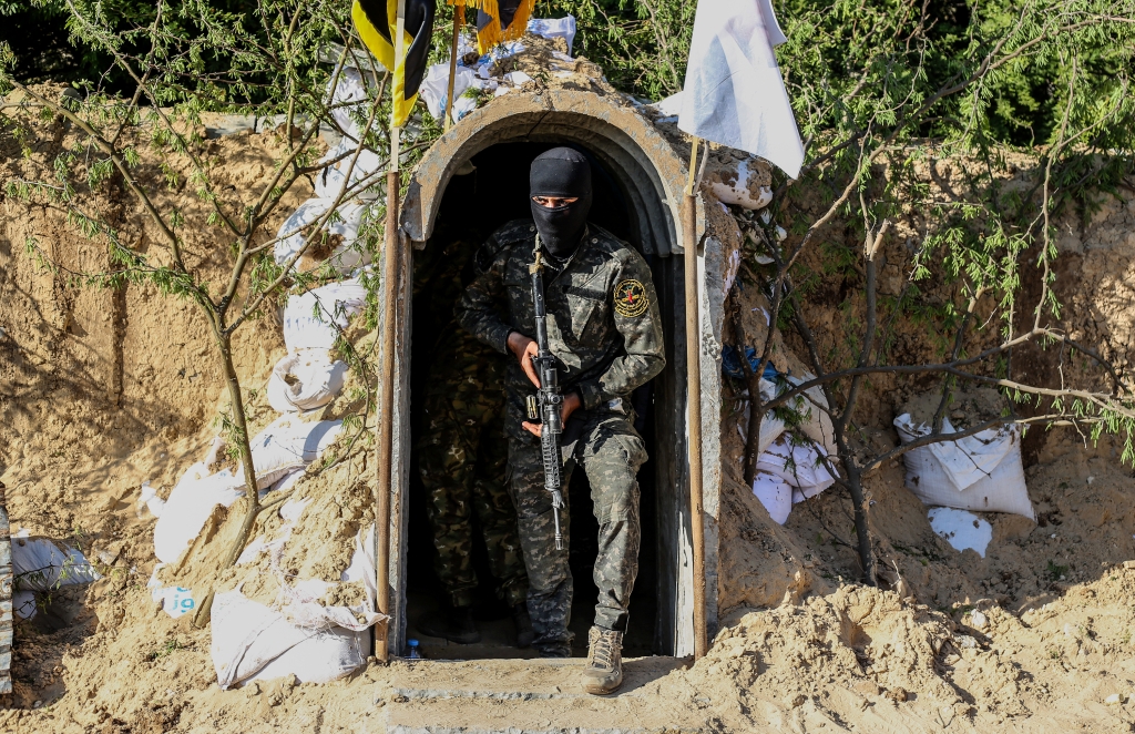 مقاتلو "القسام" يخرجون من أنفاق خلف القوات الإسرائيلية ويباغتوها باشتباك مباشر
