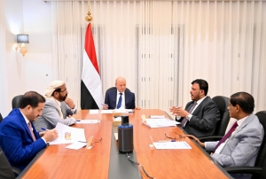 المجلس الرئاسي يحمل الحوثيين مسؤولية التصعيد وعسكرة المياه الإقليمية ويدعوها إلى إلقاء السلاح