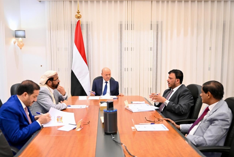 المجلس الرئاسي يحمل الحوثيين مسؤولية التصعيد وعسكرة المياه الإقليمية ويدعوها إلى إلقاء السلاح