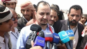 صحفي مفرج عنه: رئيس لجنة أسرى الحوثيين مدمن تعذيب ويعتدي على المختطفين