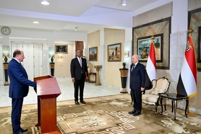 رئيس وأعضاء الحكومة الجديدة يؤدون اليمين الدستورية أمام الرئيس اليمني في الرياض