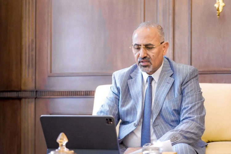 الزبيدي يؤكد للقائم بأعمال السفير الأمريكي على أهمية الدعم الدولي للحكومة اليمنية لإعادة تصدير النفط