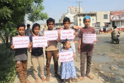 مياه الصرف الصحي تغرق شارعًا رئيسيًا في تعز وسط شكاوى من إهمال السلطات المحلية