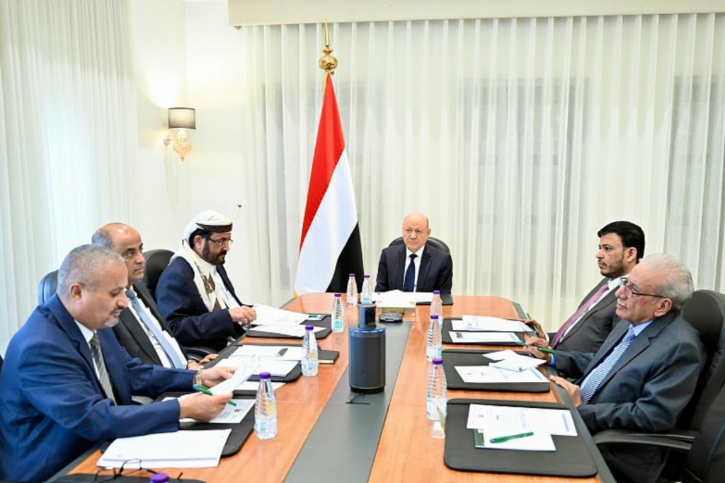 مجلس القيادة يراجع مسار الإصلاحات الاقتصادية ويؤكد الالتزام باستعادة مؤسسات الدولة