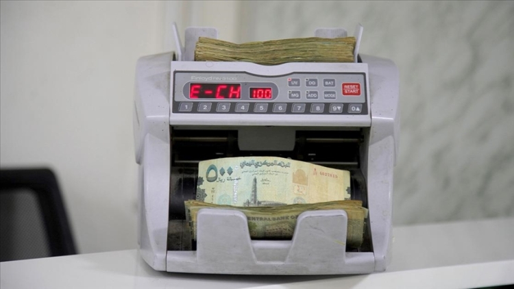 الدولار بـ 1822 ريالا.. أكبرانهيار للعملة منذ تشكيل المجلس الرئاسي