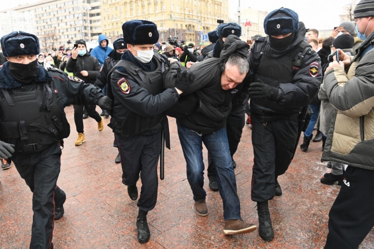 خلال احتجاجات في 60 مدينة .. الشرطة الروسية تعتقل أكثر من 3 آلاف متظاهر