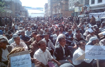 المعلمون في اليمن ينتفضون في وجه المليشيا.. سرقتم مرتباتنا لـ 8 اعوام ونفد صبرنا على الجوع