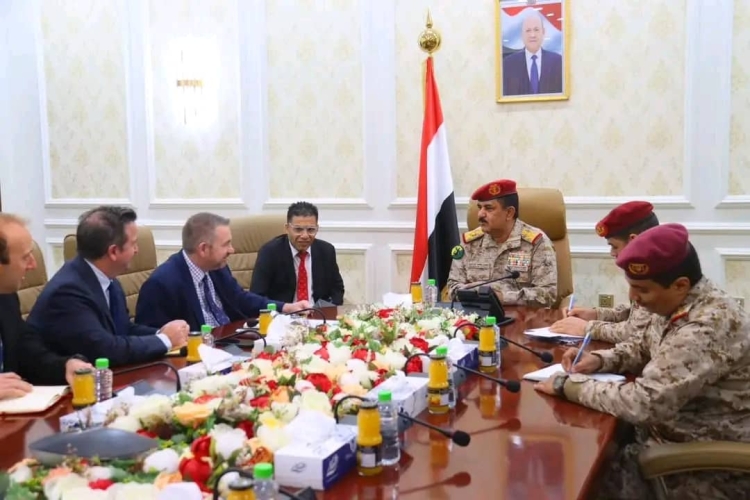 وزير الدفاع يلتقي في عدن كبير المستشارين العسكريين البريطانيين في الشرق الأوسط
