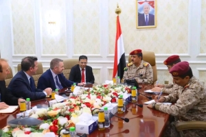 وزير الدفاع يلتقي في عدن كبير المستشارين العسكريين البريطانيين في الشرق الأوسط