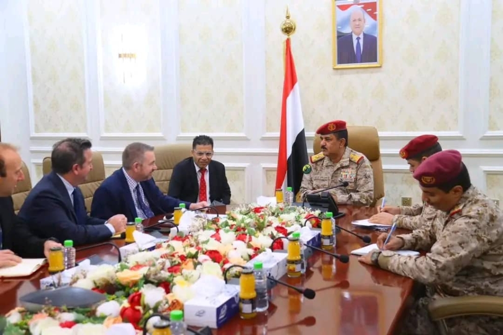 وزير الدفاع يلتقي في عدن كبير المستشارين العسكريين البريطانيين في الشرق الأوسط