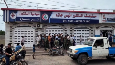 إغلاق عدد من الصيدليات ومخازن الأدوية المخالفة في مدينة المخا غربي تعز