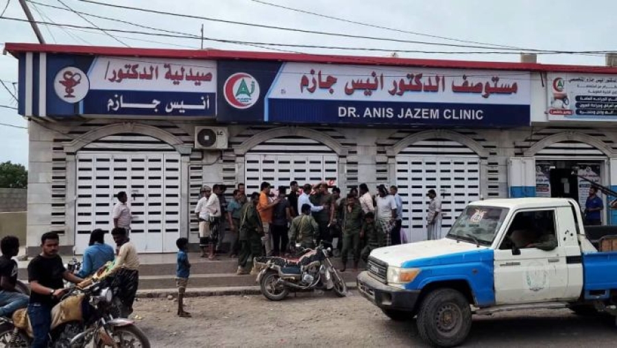 إغلاق عدد من الصيدليات ومخازن الأدوية المخالفة في مدينة المخا غربي تعز