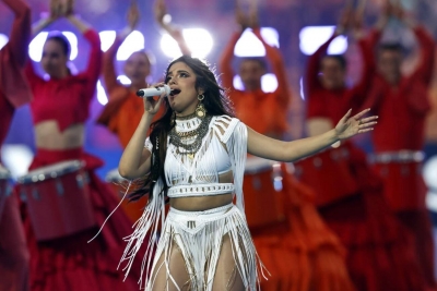 بالفيديو.. حماس المغنية الأمريكية كاميلا في افتتاح نهائي الأبطال