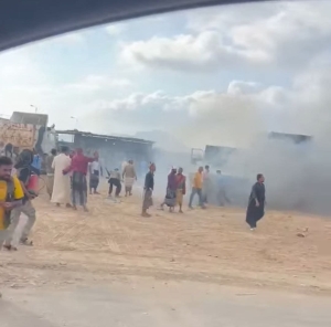 اندلاع حريق يلتهم شاحنات في الساحة الجمركية بميناء الحاويات بعدن