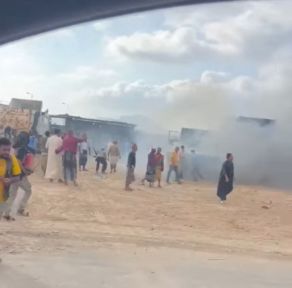 اندلاع حريق يلتهم شاحنات في الساحة الجمركية بميناء الحاويات بعدن