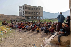 بسبب الحرب.. طلاب اليمن يفترشون الأرض في مدارس متهالكة دون مقاعد