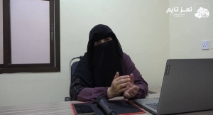 تعز.. جندي يهدد بقتل والدة الناشطة الحقوقية حياة الذبحاني