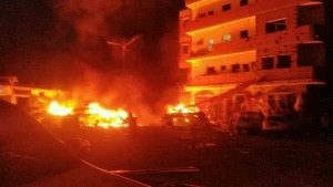 مقتل وإصابة 10 أشخاص بانفجار شاحنة وقود أمام مطار عدن