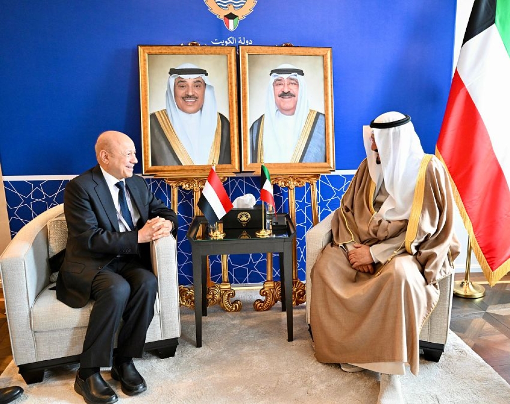 الرئيس العليمي يبحث مع رئيس وزراء الكويت مستجدات اليمن وتعزيز الاستقرار والدعم التنموي والإنساني