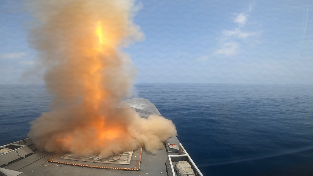 فرقاطتان فرنسية وألمانية تدمران 3 صواريخ بالستية وسفينة حربية للحوثيين في البحر الأحمر