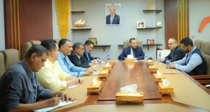 محافظ عدن يبحث مع مفوضية اللاجئين برنامج العودة الطوعية ويستعرض مشاريع صرف صحي