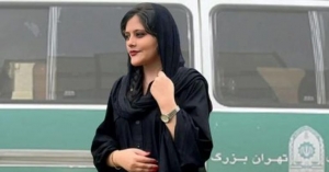 مهسا أميني.. فتاة إيرانية قتلت وهي معتقلة وأحدثت جدلا واسعا