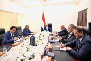 العليمي يجتمع برئيس الوزراء ومحافظ البنك المركزي لمناقشة مستجدات الوضع الاقتصادي والخدمي