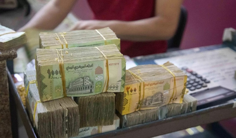 مصادر مصرفية لـ تعز تايم: العملة الوطنية تسجل أدنى قيمة لها منذ ثلاث سنوات