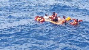خفر السواحل اليمنية تنقذ طاقم سفينة هندية غرقت قبالة سواحل محافظة سقطرى
