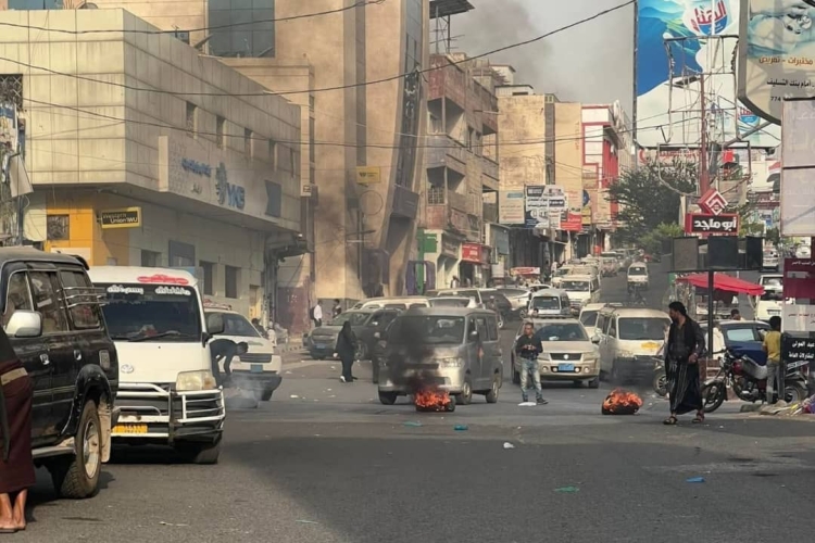 احتجاجات غاضبة في تعز بسبب تدهور الخدمات والأوضاع المعيشية