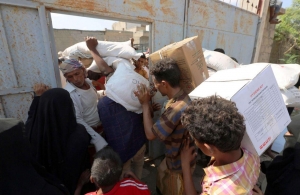 الحكومة: الحوثيون يستخدمون المساعدات لابتزاز المواطنين وتجنيدهم