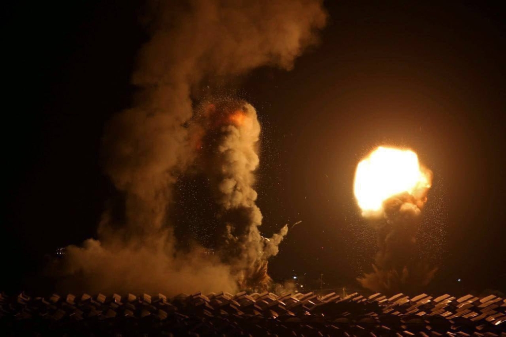 قصف عنيف وغير مسبوق على غزة وجيش الاحتلال يقول إن قواته البرية ستوسع عملياتها هذه الليلة