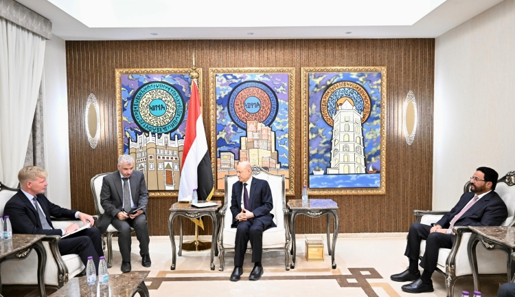 المبعوث الأممي إلى اليمن يغادر الرياض بعد لقاءات مع “العليمي” و “آل جابر” وسفراء دائمة العضوية