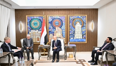 المبعوث الأممي إلى اليمن يغادر الرياض بعد لقاءات مع “العليمي” و “آل جابر” وسفراء دائمة العضوية