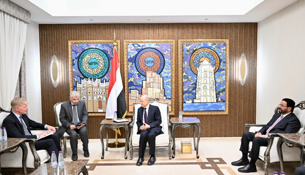 المبعوث الأممي إلى اليمن يغادر الرياض بعد لقاءات مع “العليمي” و “آل جابر” وسفراء دائمة العضوية