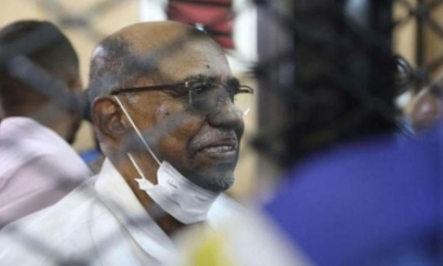 إعلام سوداني: نقل البشير إلى العناية المركزة في “حالة خطرة”