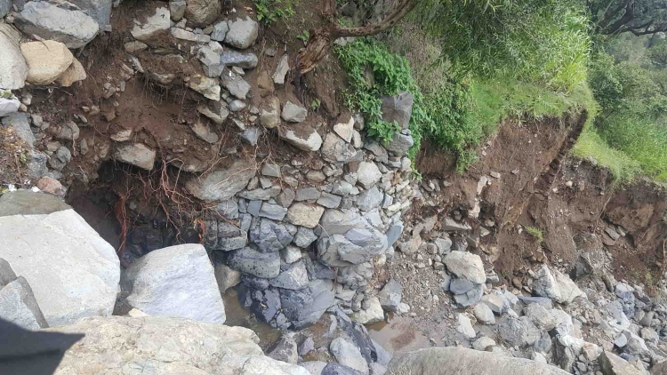 السيول تجتاح بعض العزل في جبل حبشي بريف تعز
