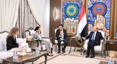 الرئيس العليمي يستعرض مع السفيرة البريطانية تهديدات الحوثيين لأمن الممرات الدولية